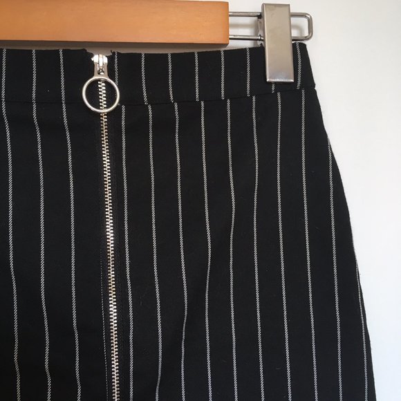 Stripped Black Mini Skirt Garage Sierra Furtado - Picture 4 of 5